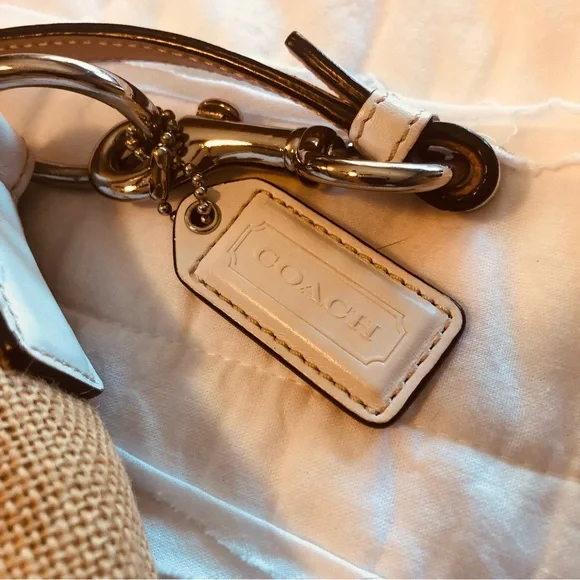 Small 🐝 Coach Handbag🐝 - Picture 4 of 8